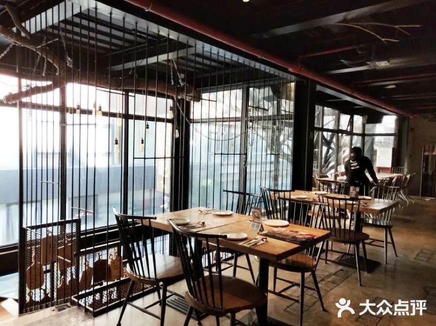 长春这家网红毛坯“厂房”烧烤店，凭什么能让跑男团去打卡撸串？