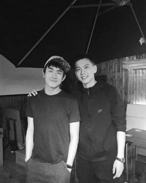 李晨,在娱乐圈众多男星里也算是比较高大,比较man的男人了,站在杨鸣