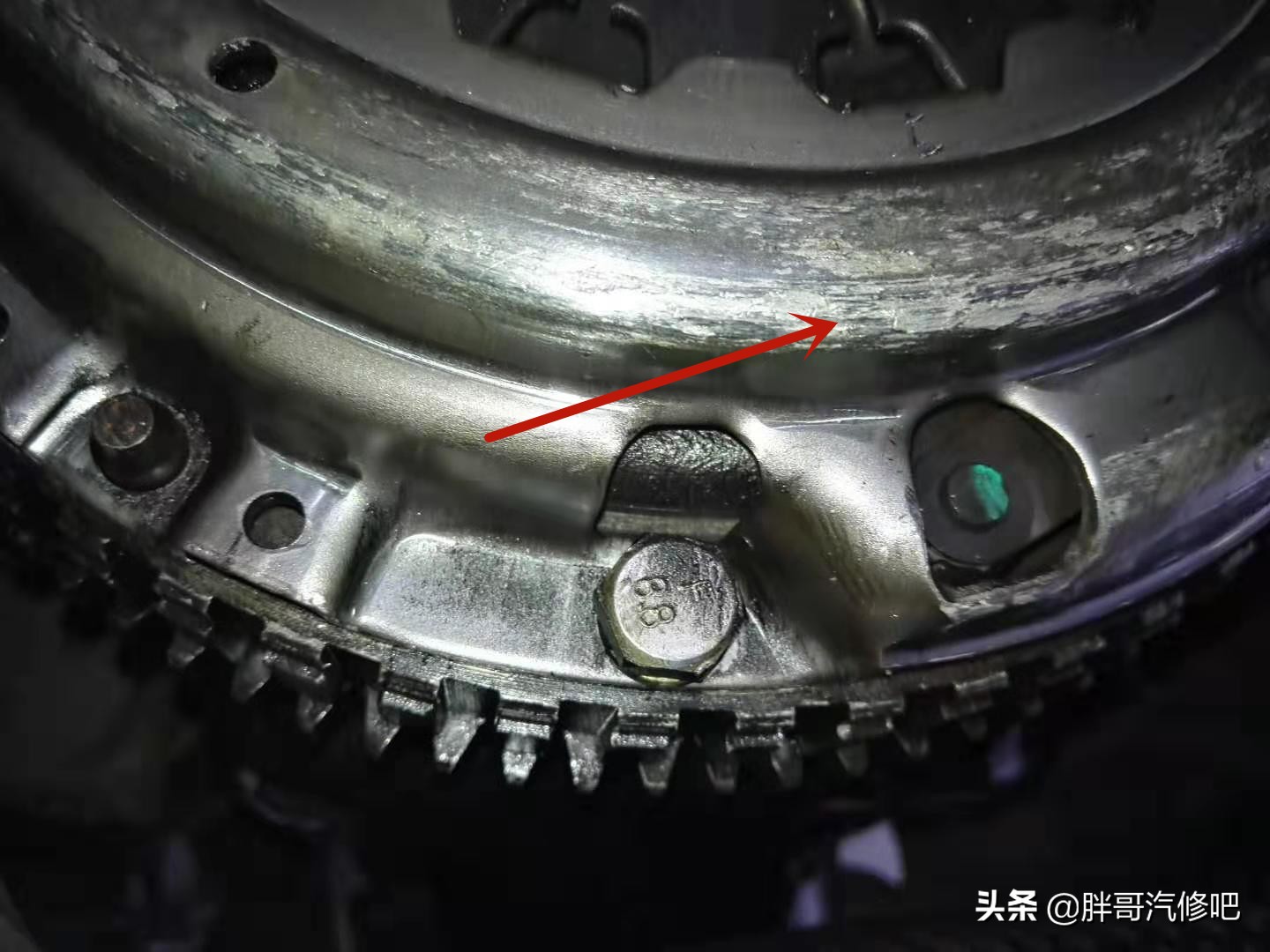 车主非正常启动车辆，然而一个小失误，变速箱被击了大窟窿