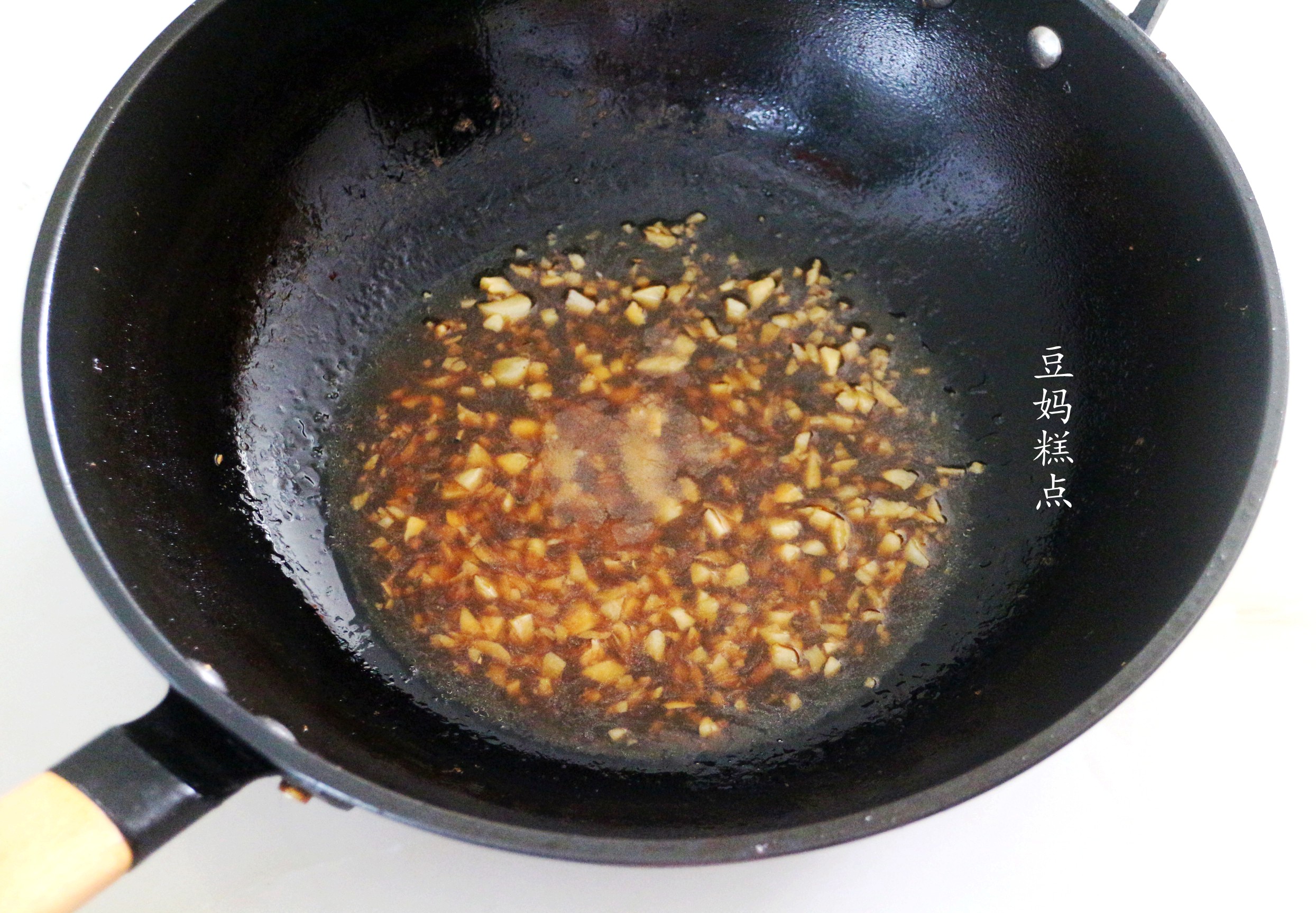 蒜泥生菜的做法（手把手教你做出口感清爽的蒜蓉生菜）