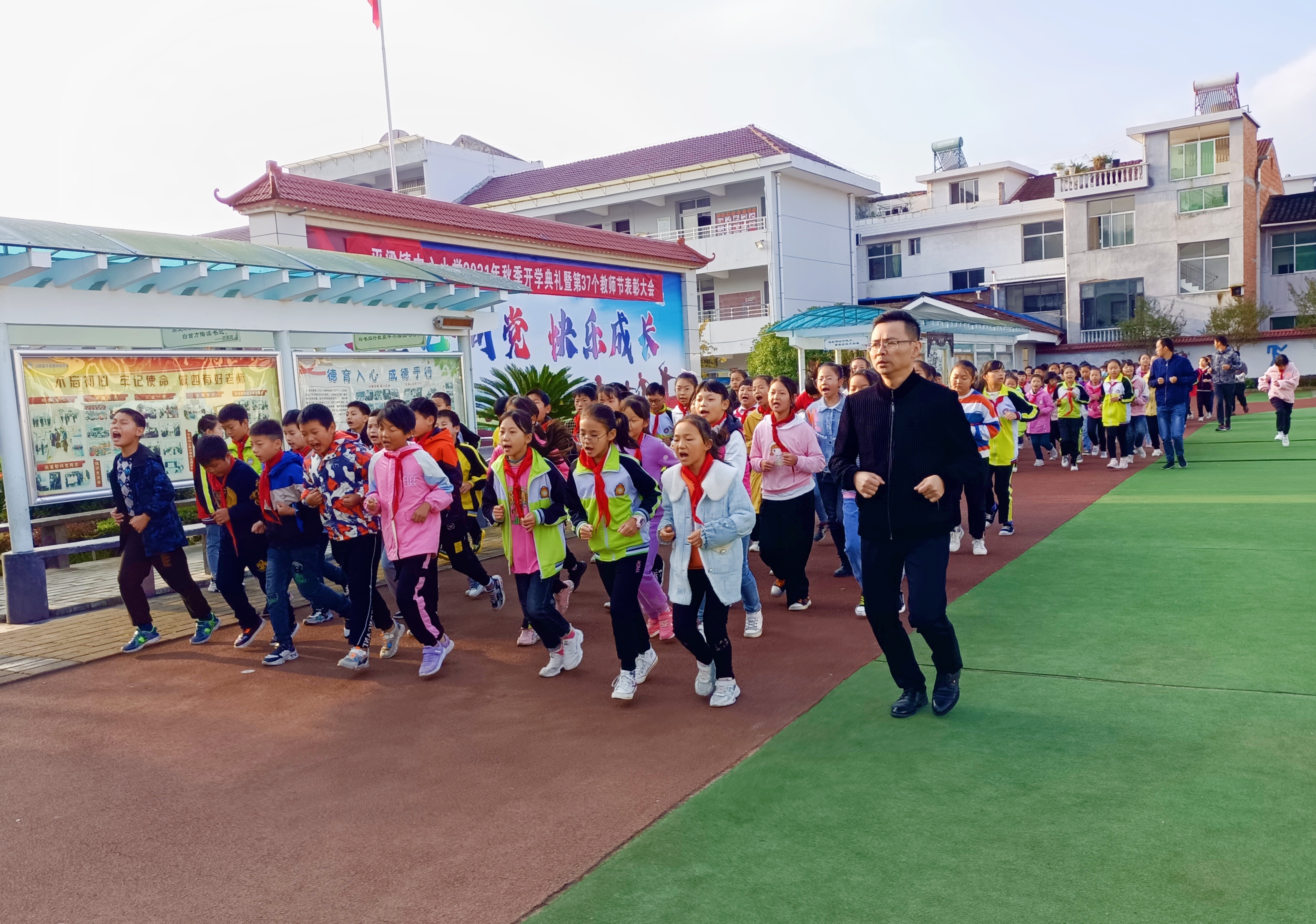 汉阴县平梁镇中心小学：“绳彩”飞扬(图2)