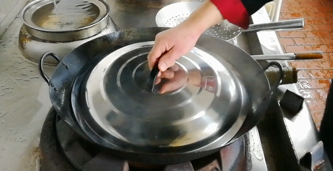 淮扬菜大厨手把手教你红烧鳗鱼的经典做法，汤汁鲜香，鱼肉软糯