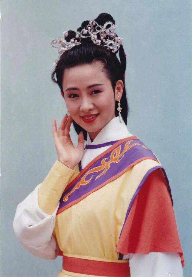 年轻时的翁虹，美貌倾城，仿佛人间尤物