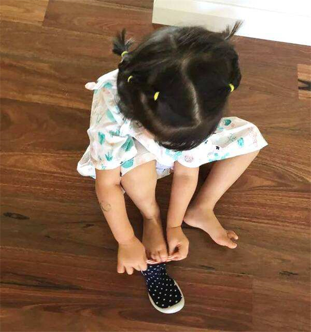 婴儿足弓反张图片(孩子爱穿反鞋还屡教不改) - 乐宝宝贝