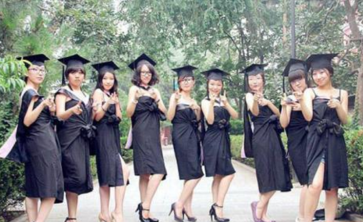 大学生“创意毕业照”火了，男生“性感”起来，真没女生啥事了