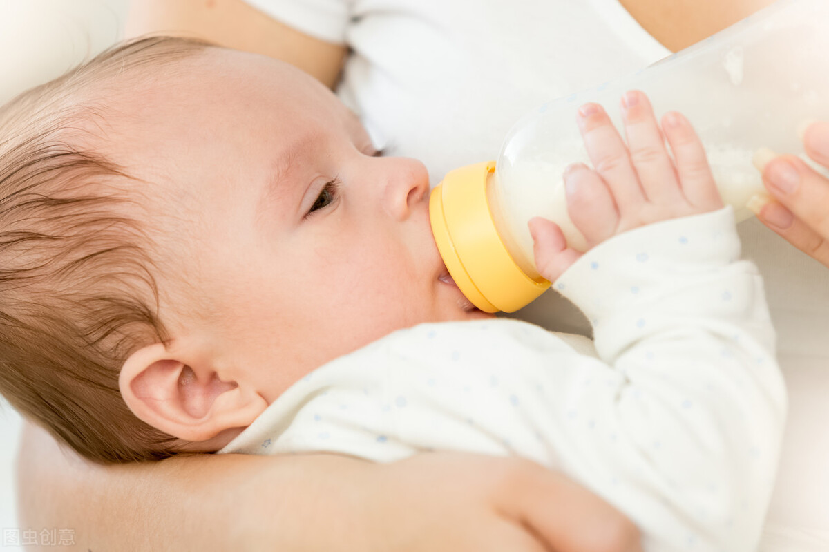 婴儿吐完奶还能吃吗（吐奶和呛奶的应对方法）-幼儿百科-魔术铺