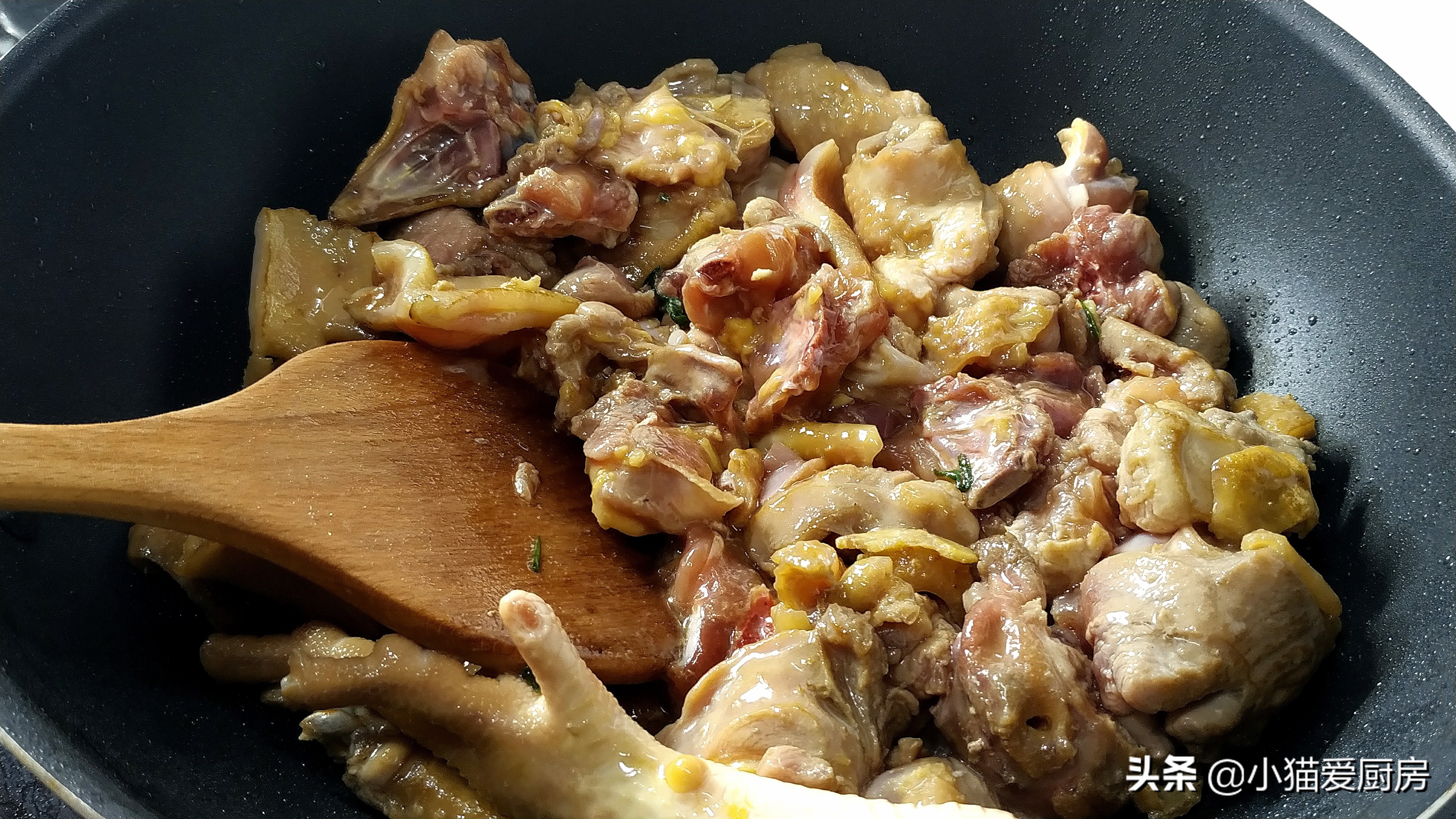 芋儿烧鸡肉，家常做法，芋头软糯，鸡肉香辣嫩滑好吃