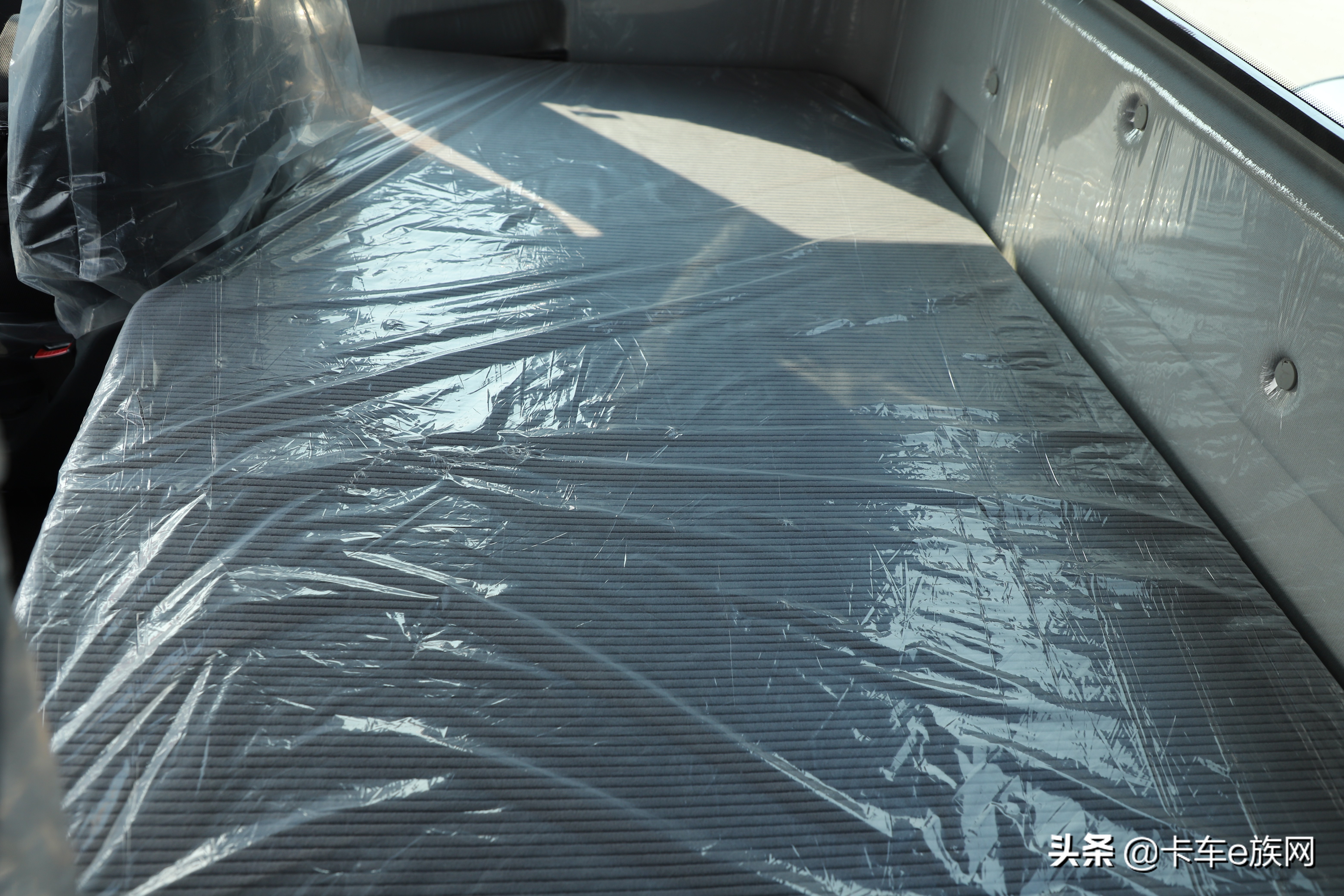 国六牵引车一样不烧尿素,中国重汽豪瀚LNG 6×4牵引车深度评测