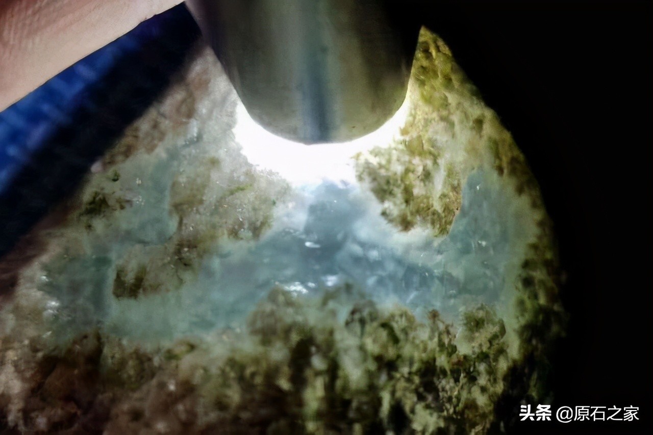 鉴别无色玻璃种翡翠原石的方法有哪些？