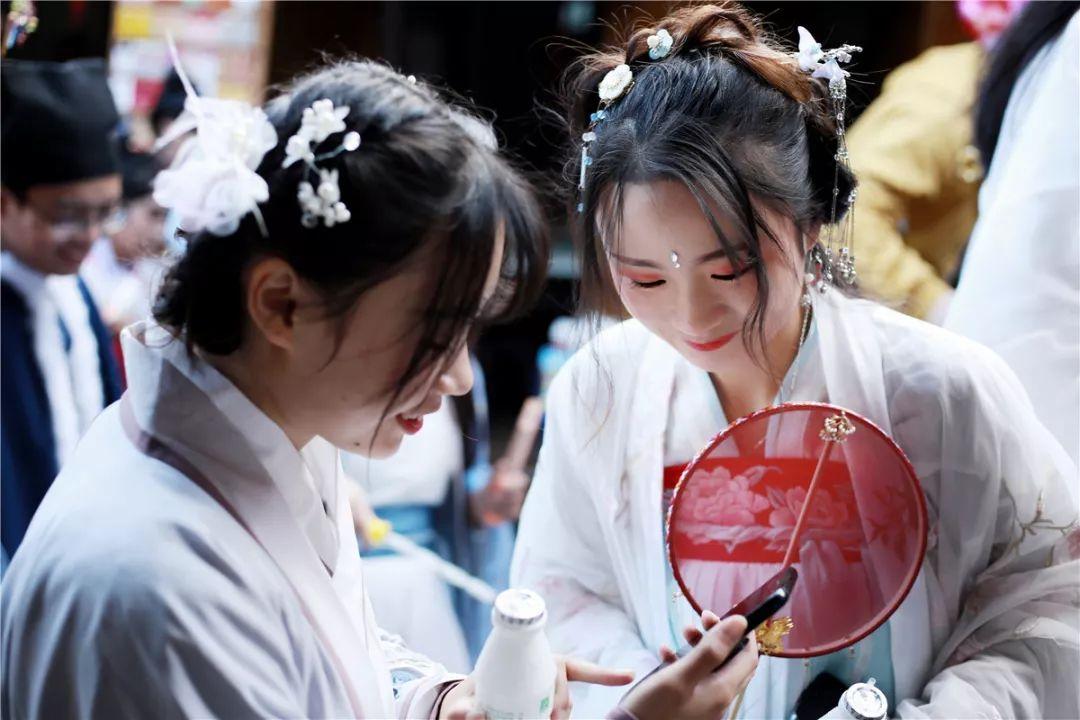 家庭条件一般的学生，大学里别碰这四个“社团”，后期超费钱