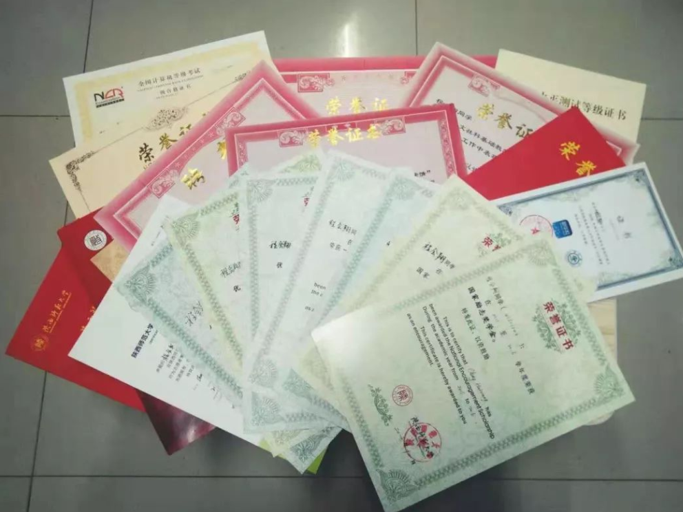 大学毕业想考公务员，备齐“三大证书”，成功上岸几率高