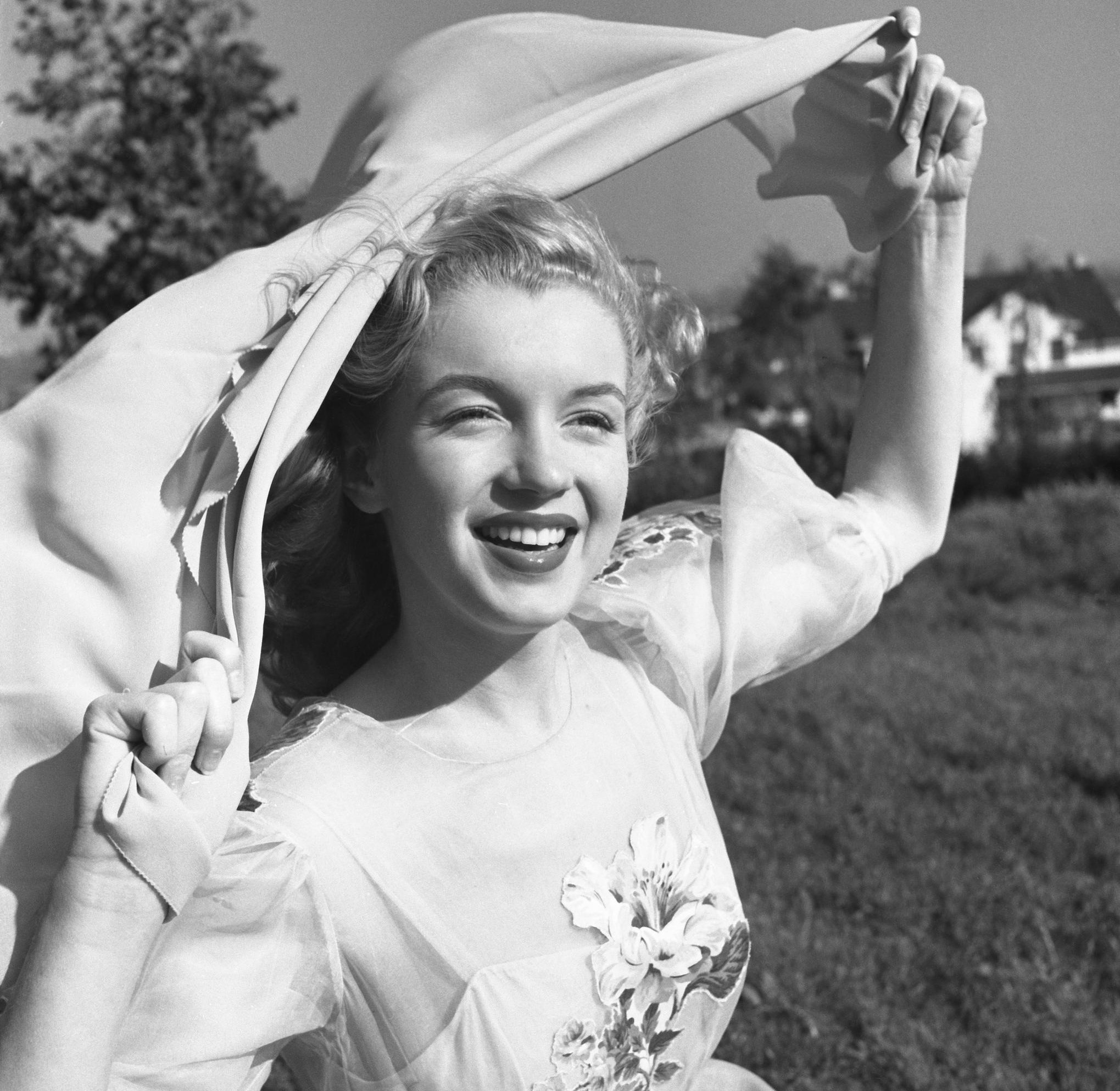 1962年玛丽莲·梦露死在家中,全身赤裸姿势怪异