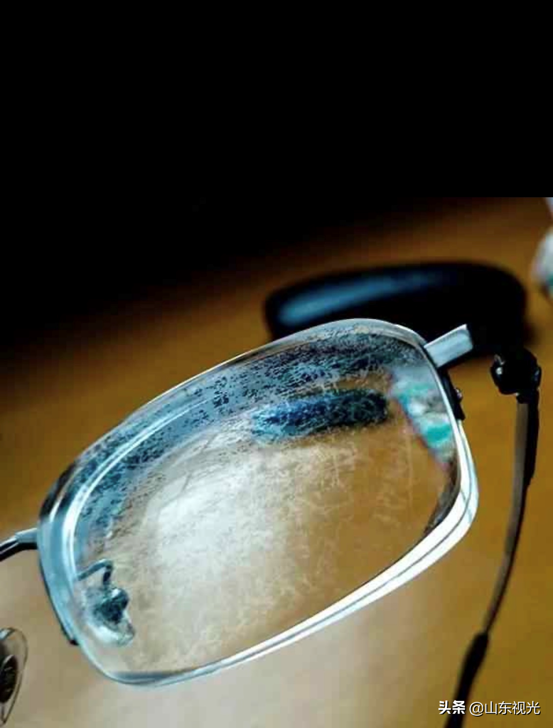 眼镜可以用酒精擦吗，镜片的划痕大多是擦拭清理不当造成的？