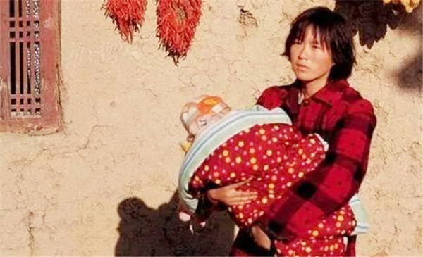 单身汉为娶妻，花120元买下被拐女大学生，两人和牲畜一起住17年