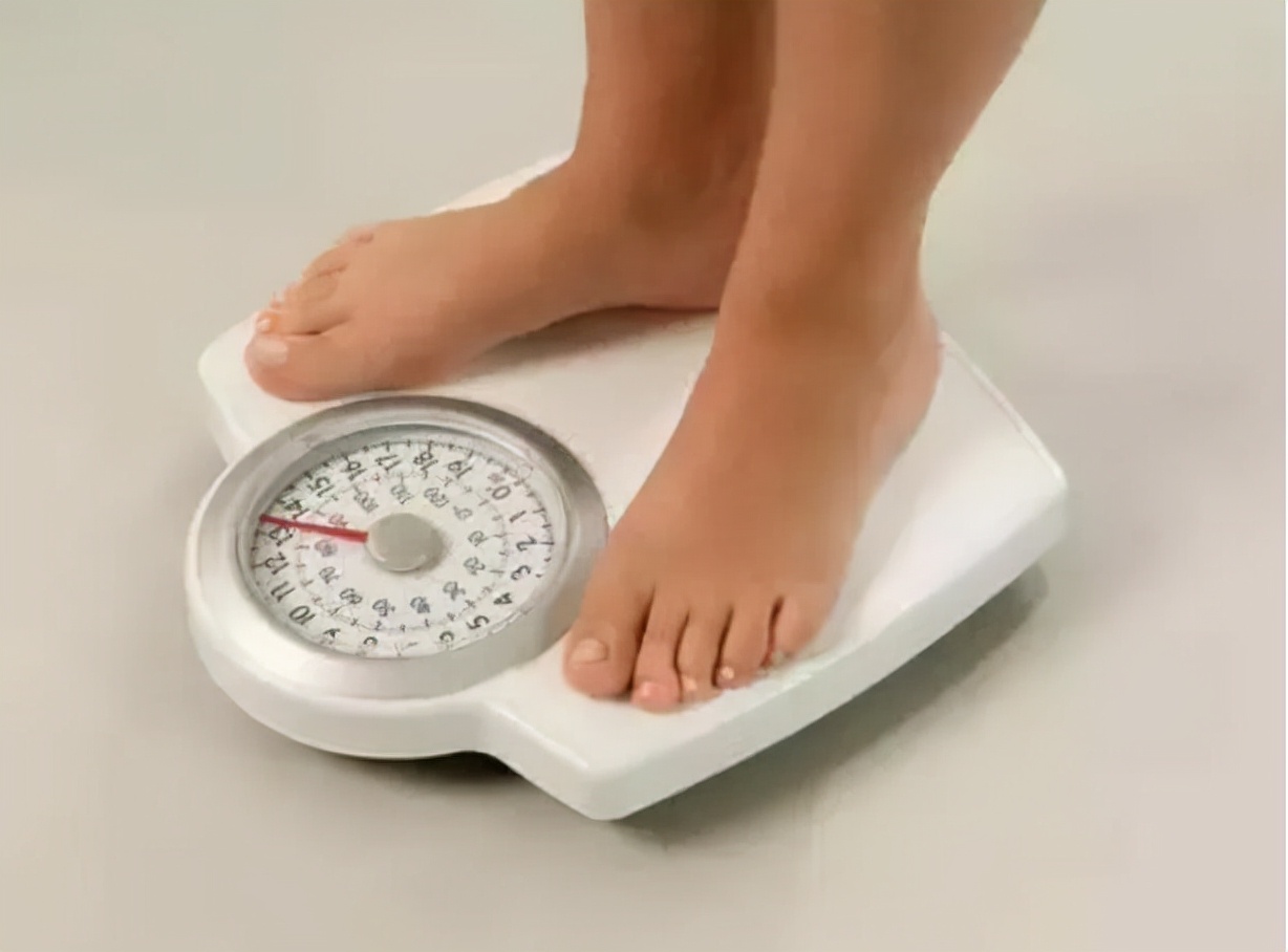 中年女人体重身高标准(女性过了50岁，体重多少比较合适？对照一下，或许你并不算胖)