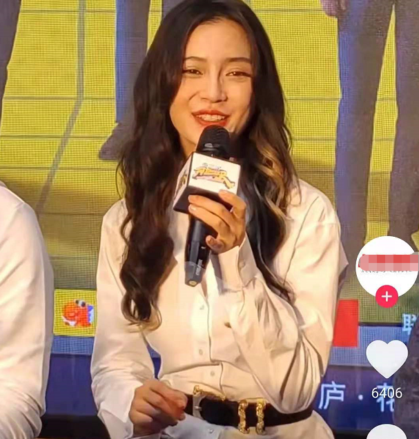 baby跑男发布会生图翻车?穿衬衫配腰带勒出小蛮腰,鱼尾纹好明显