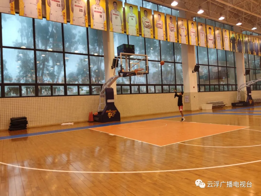 有哪个cba球员是云浮的（圆梦！云浮独臂篮球少年张家城走进CBA球队！）