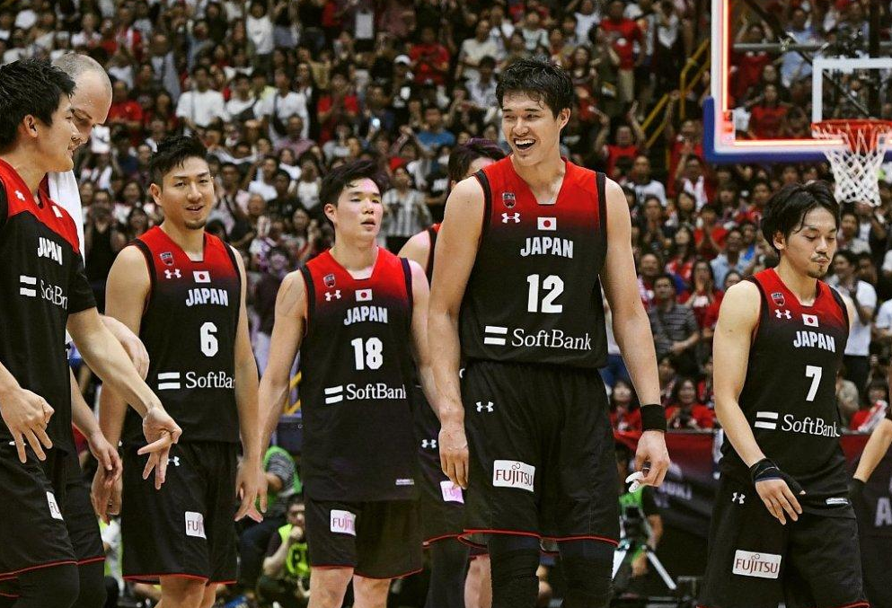 日本队有多少归化球员(男篮悬了！日本5名NBA球员，中国2米11大中锋也被韩国归化)