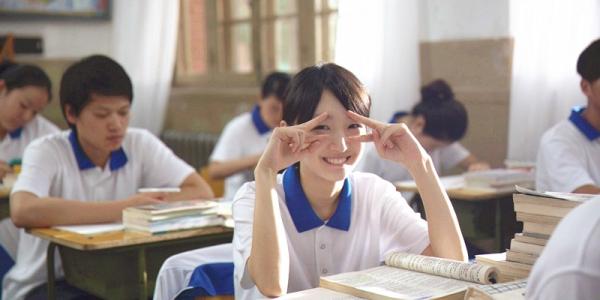 同是“校花比美”，初中清纯、大学霸气，却被小学生偷了心