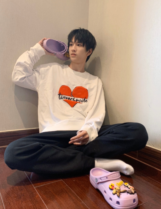 敖子逸“失控长高”太绝，看他穿上奶油袜，腿长就有1米8