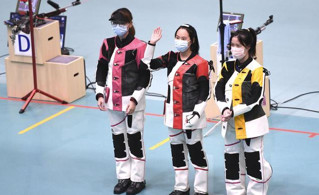 杨倩回应西海岸事件争议（知名导演批杨倩：你有点高调了！杨倩回应之后，网友喷得更狠了）