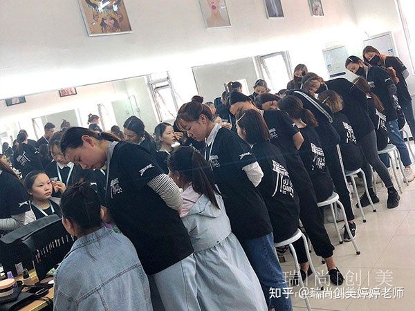 化妆培训学校专注于化妆师人才定制，实现入学即入职