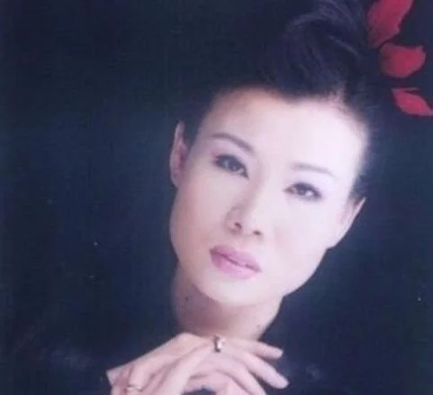 擁抱世界杯 葉凡</h2>

<p>　　而接下來說跟他們分享的女主葉凡，也是與他們一樣是英年早逝的可憐人，她為夢想拼搏多年，好不容易在31歲時爆紅，病魔卻在她37歲時奪走她的性命，其實葉凡能得到事業成功過也非常不容易。</p>

<p>　　<img alt=