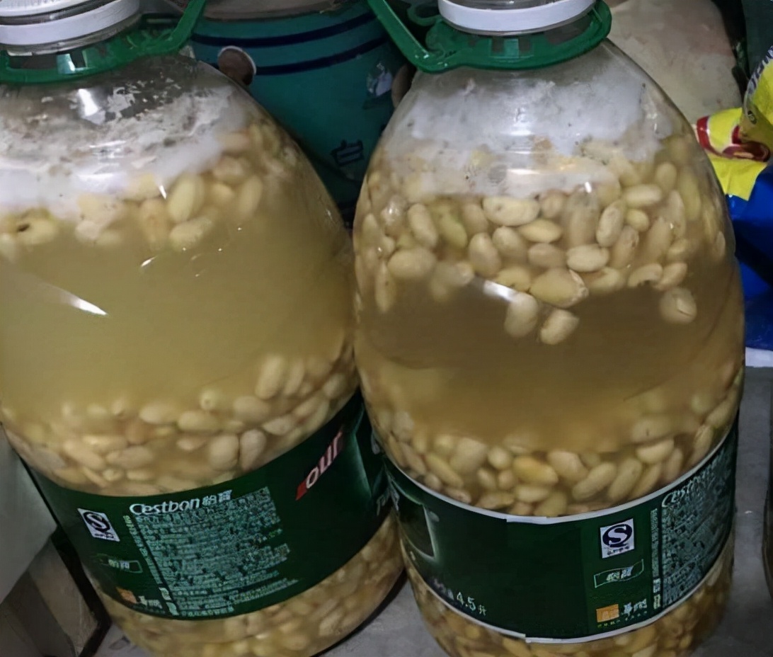 第一,自制氮肥所以说咱们养花时间长了,肯定都要施肥.