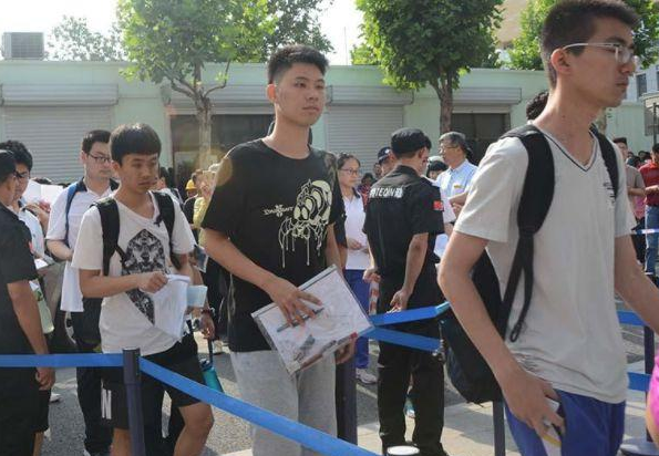 高考迎来好消息，辽宁考生今年高考录取率或将升高，家长很高兴