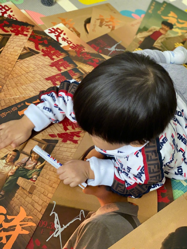 章子怡被儿子抢签名笔直呼小捣蛋，弟弟亲吻妈妈电影海报萌化了