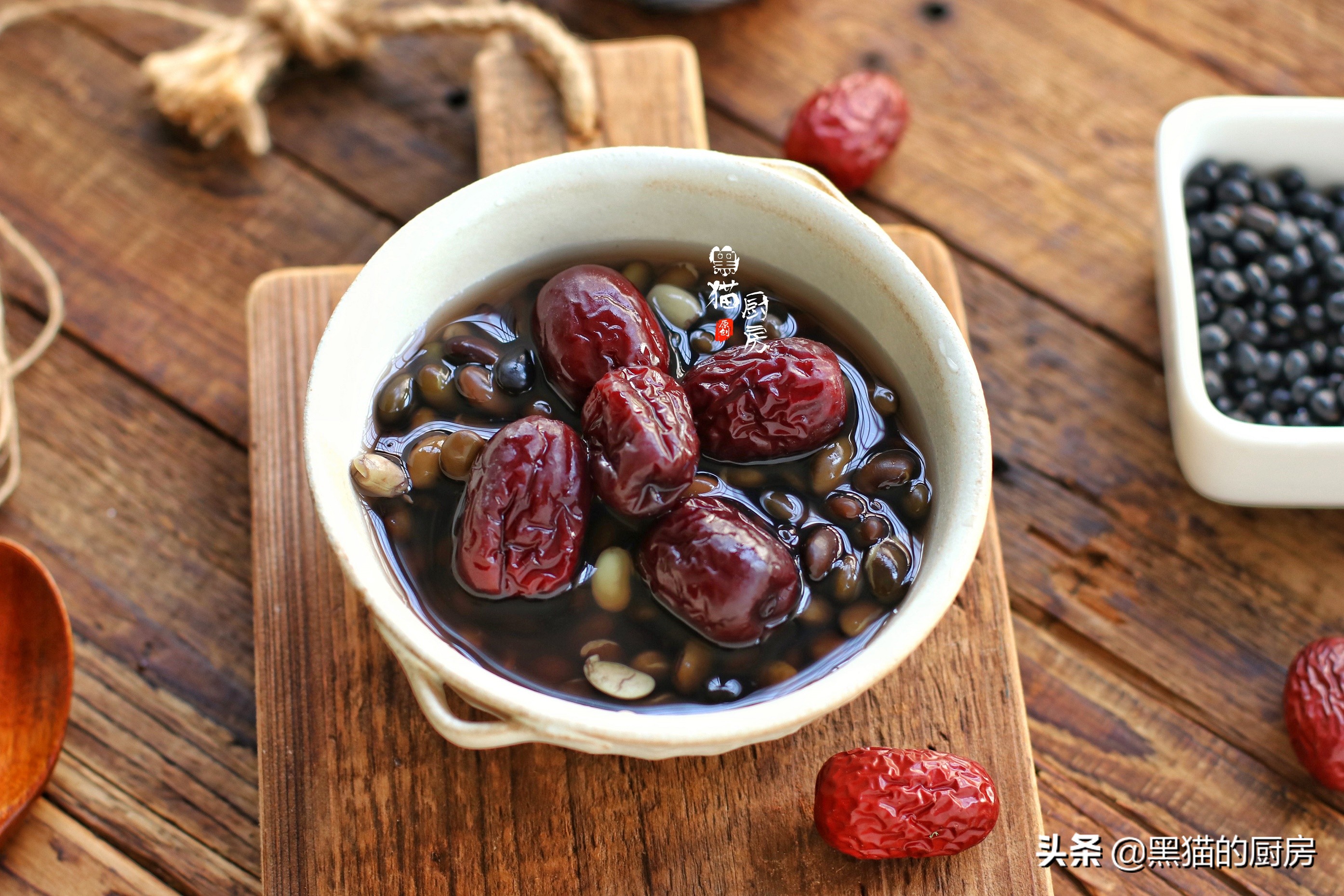 人到40多吃黑豆，别只会用黑醋泡，春天我常这样煮，越简单越好