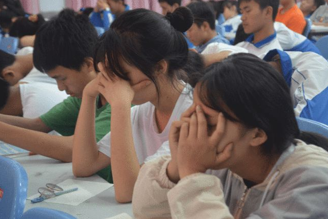 在校大学生个人简历范文（大学生的奇葩简历火了）