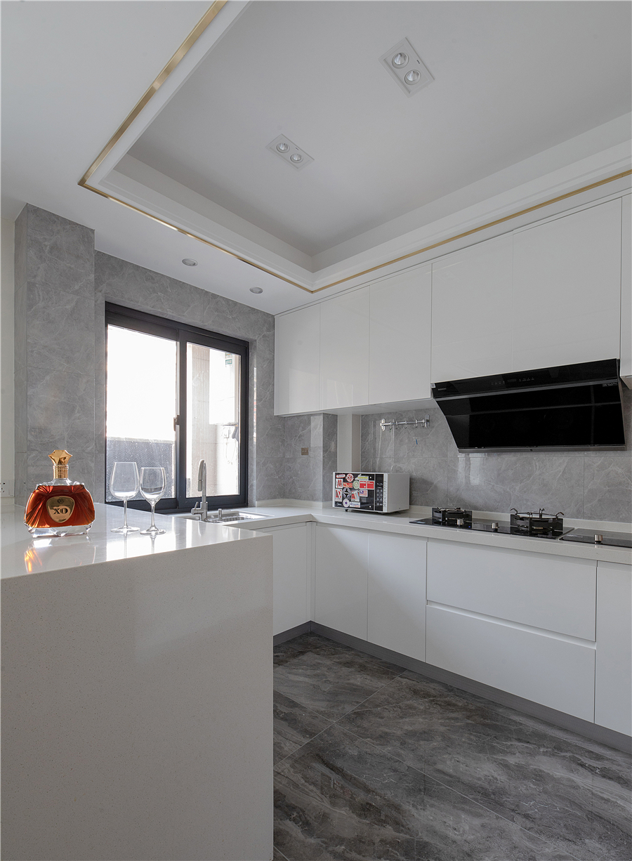 200㎡现代风设计，开放式厨房+餐厅+吧台，轻松自然的生活