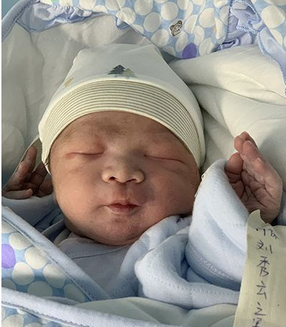 缺乏面部表情有部分婴儿在刚出生时,没有哭闹,很安静,父母缺乏专业