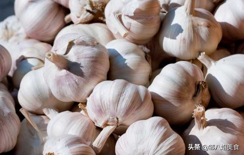 大蒜别随便放，教你5个保存妙招，不干瘪不发芽，能放一个冬天