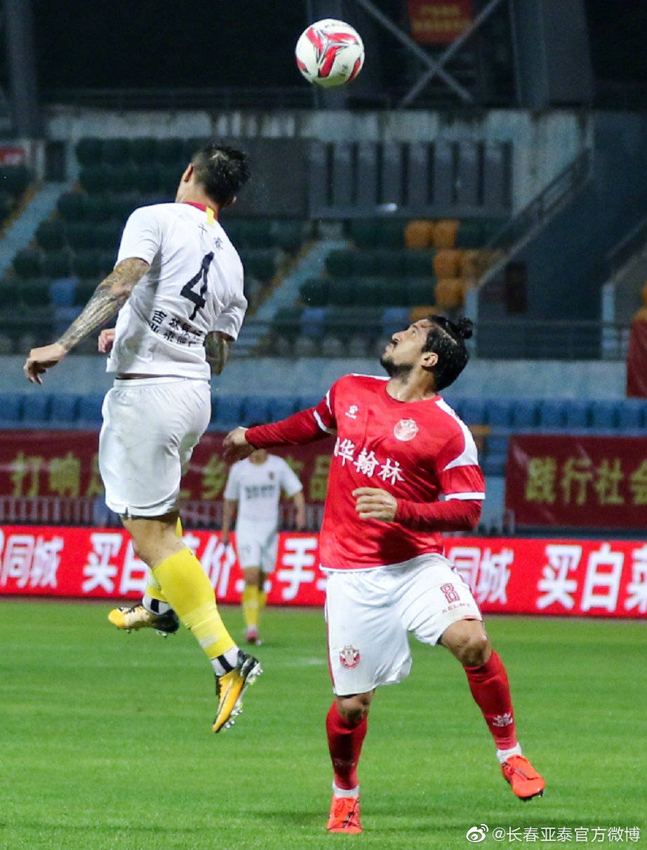 青岛黄海青港足球队(王栋再造世界波，青岛黄海青港2-1呼和浩特，登上中甲榜首)