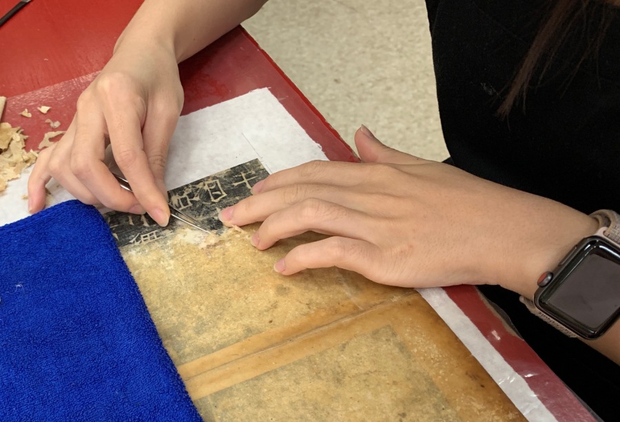 新闻周刊丨文物会得“癌症”还传染？！我在青博修文物：会望闻问切，还要懂护肤美颜