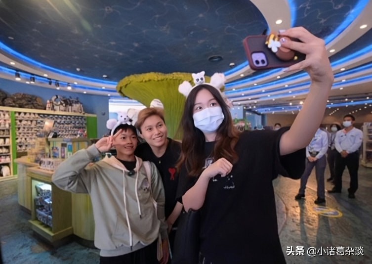 全红婵搞怪！对着镜头做鬼脸，在游乐园吃套餐，激流勇进坐过瘾了