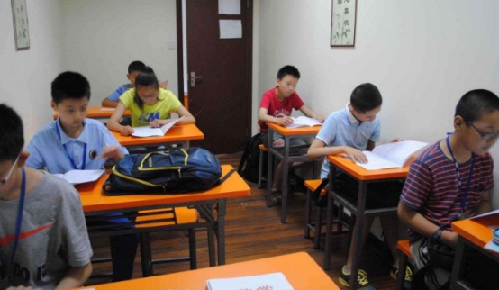 “摆地摊”都允许了，教师“有偿补课”也不远了，这些人可不赞同