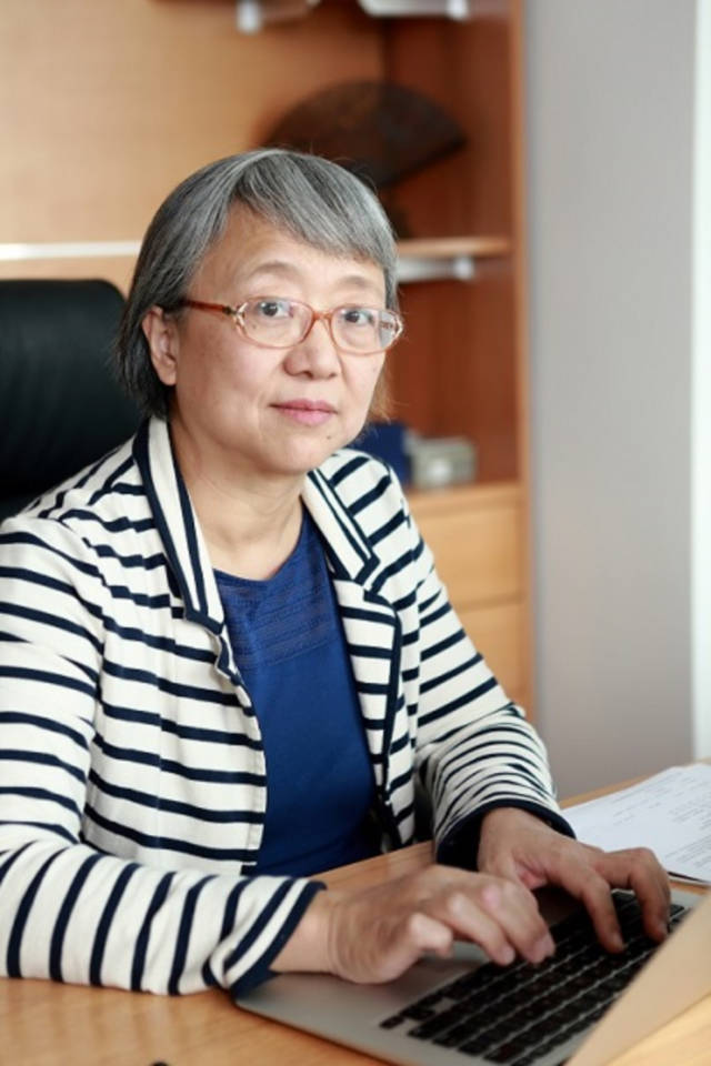 上海高考状元，公费留美后决定不回来，如今为何她三天两头回来？