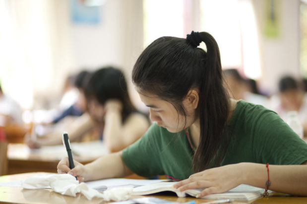 中山大学“新生课表”火了，周一到周五课程满满，学生集体吐槽