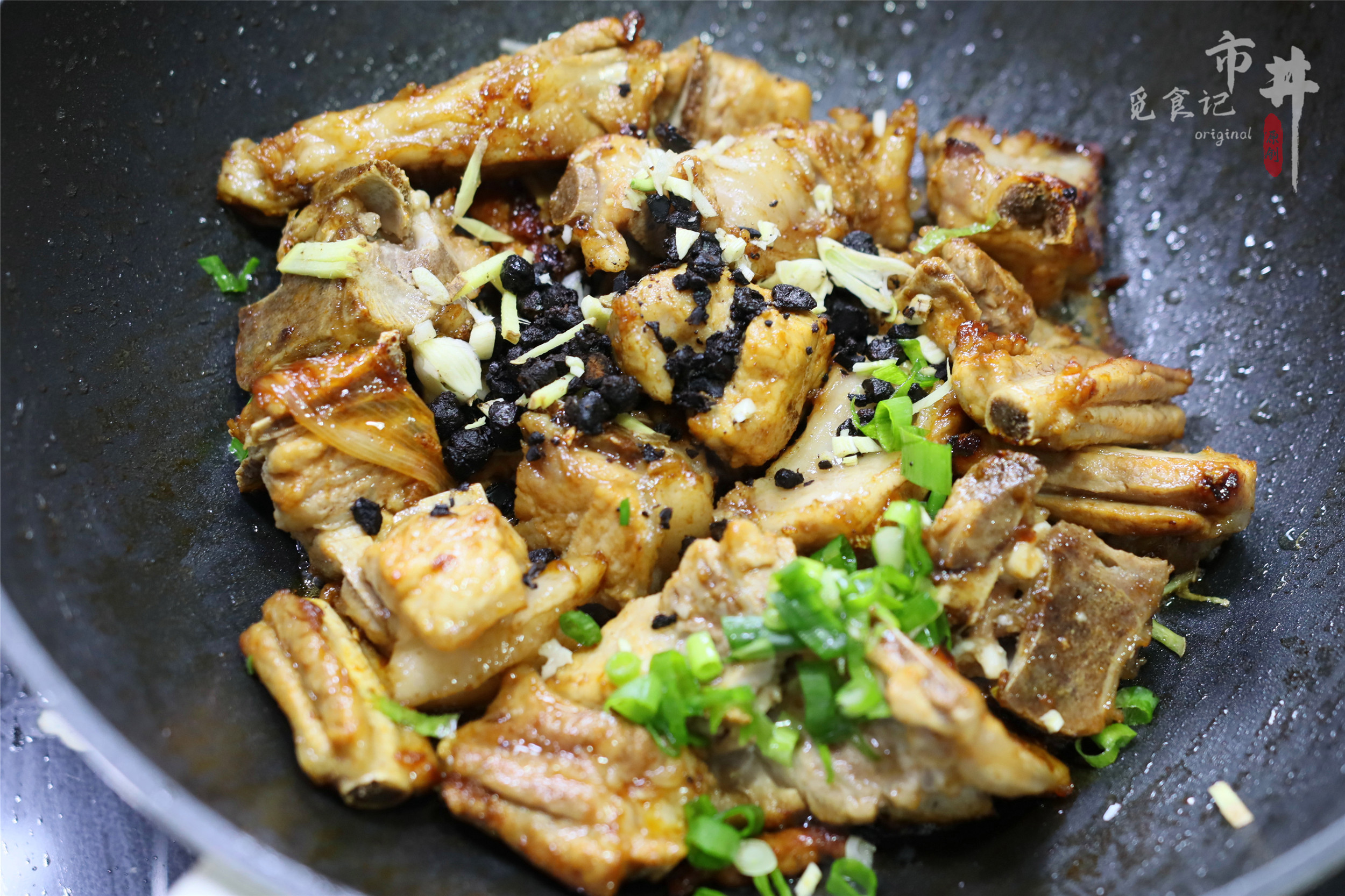 天热吃排骨，和饭店大厨学了一招，多加1味料，炖了一锅贼香