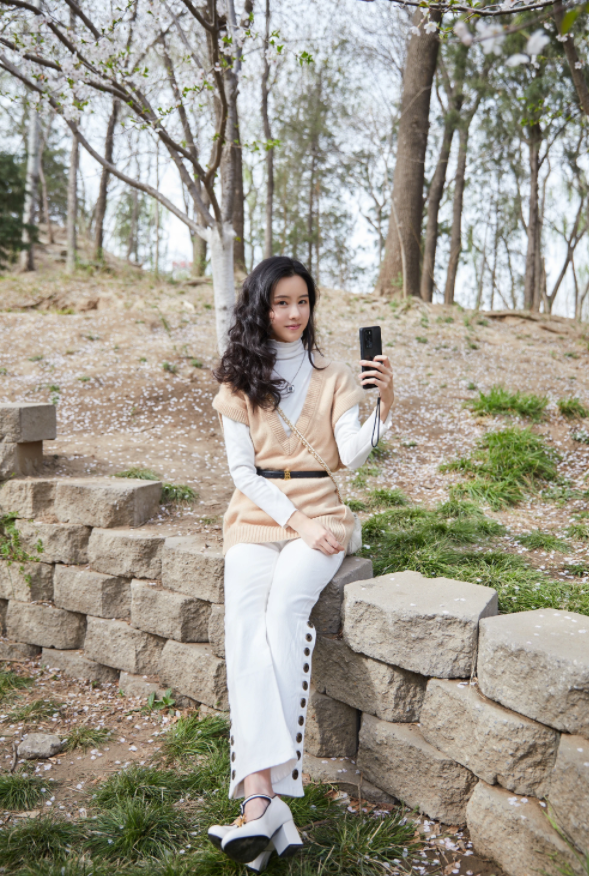 陈都灵穿“缠绕鞋”现身晚会，秀平行腿不输杨幂，不愧是初恋女神