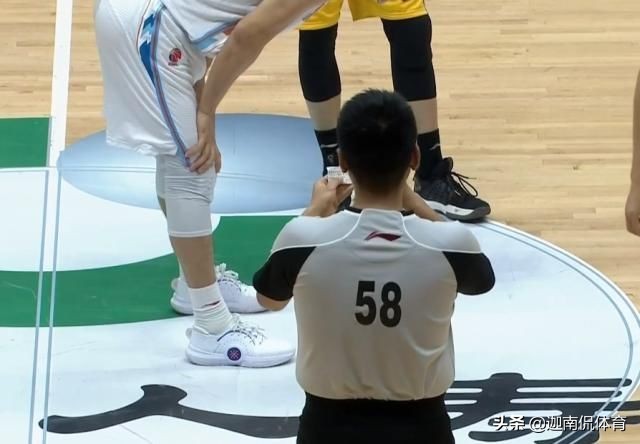 nba裁判为什么要戴耳机(CBA首创的裁判现场“解说”，是科普还是抢戏？)