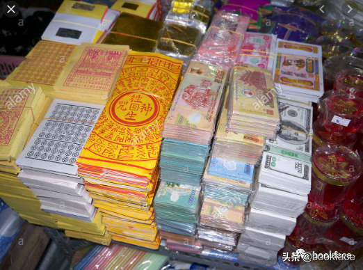 当外国人学会烧纸钱后，认真起来比中国人还虔诚