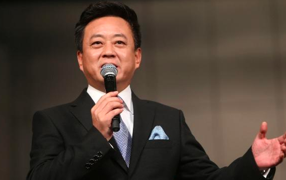 案件胶着，弦子却扒出董卿与朱军的视频，这次网友不满意了
