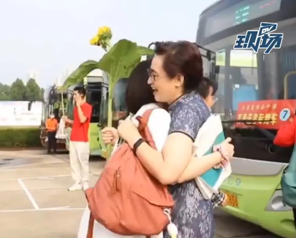 高考家长四大穿，旗袍只是基础款，红裙加高香，这也太夸张