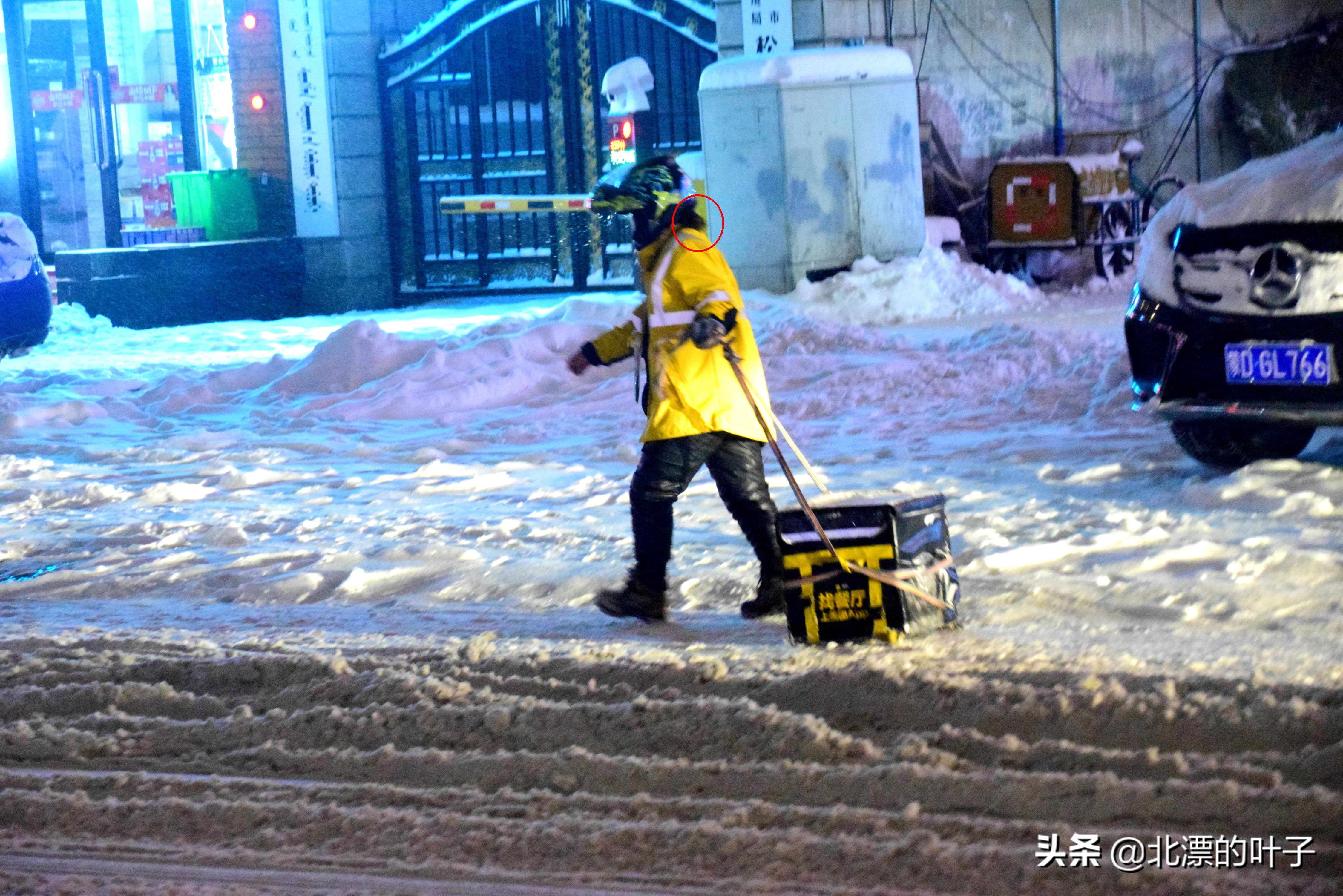 大雪之中，女士拖着箱子去送外卖，箱子坏了，恳请王兴不要扣她钱