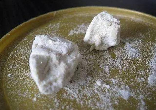 保质期内奶粉结块,还能给宝宝吃吗?出现这3种情况还是算了