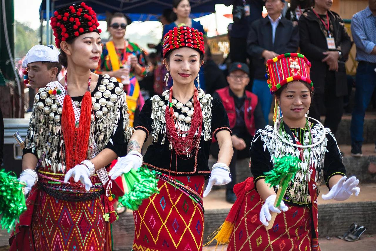 傣族服饰ppt(云南25个少数民族传统服饰欣赏,每一件都是民族艺术品(上